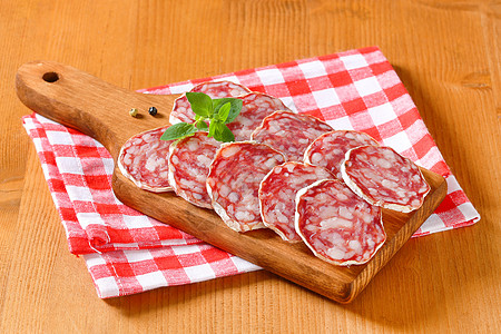 法国干香肠库存横截面猪肉发酵小吃砧板检查红色桌布中学图片