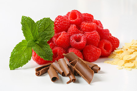 新鲜草莓 巧克力卷卷和切片杏仁红色配料卷发浆果小吃巧克力食物团体水果坚果图片
