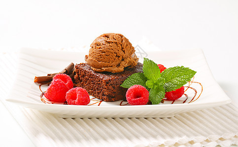 巧克力布朗尼加冰淇淋和草莓时间食物配料早餐水果脆片蛋糕正方形傻事甜点图片