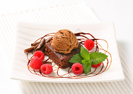 巧克力布朗尼加冰淇淋和草莓配料正方形小吃早餐傻事糖浆食物时间甜点水果图片