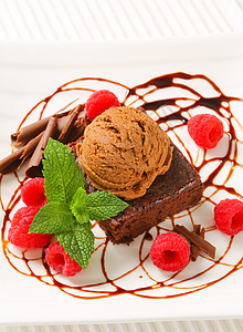 巧克力布朗尼加冰淇淋和草莓糖浆食物盘子早餐配料时间脆片正方形小吃水果图片
