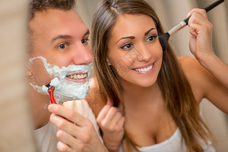 上午 例常时间团结男人微笑化妆品女士反射剃须浴室人脸剃须膏图片