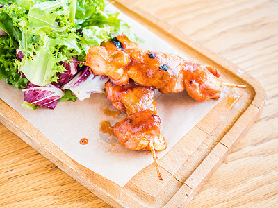 鸡肉和加酱汁的瓜子和蔬菜盘子火鸡油炸乡村美食胡椒食物炙烤小吃烧烤图片