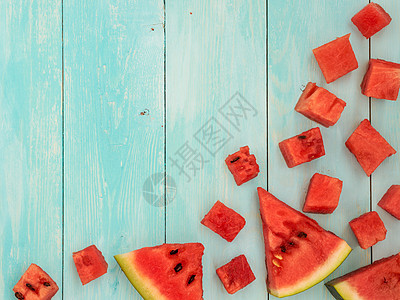 蓝色木制桌边的西瓜片农业红色木头健康营养热带甜点饮食桌子小吃图片