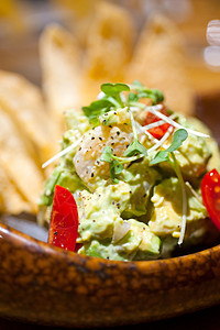 鳄梨和虾沙拉盘子玉米片餐厅美食海鲜白色午餐香料食物红色图片