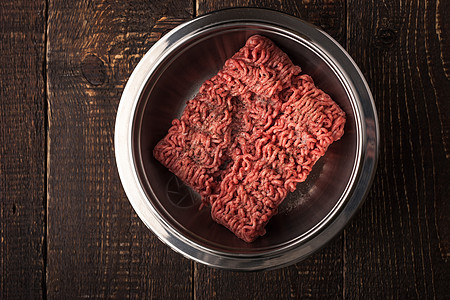 金属锅里加胡椒的地面牛肉烹饪平底锅营养红色水平桌子食物熟食美食磨床图片