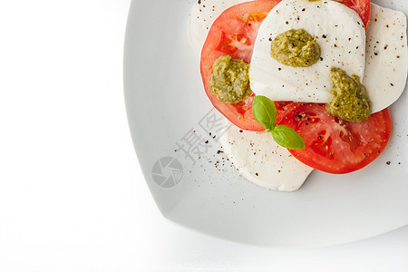 白色方块上的卡布雷斯沙拉芳香美食蔬菜红色营养香蒜烹饪水平胡椒绿色图片