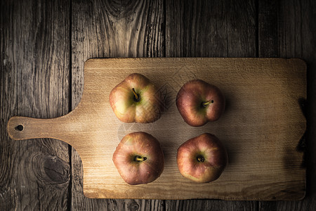 切割板上的红苹果营养棕色水果桌子黄色木板维生素红色食物绿色图片