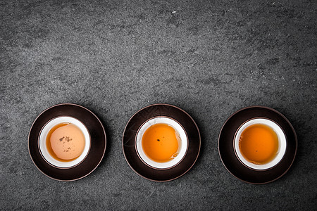 茶仪式的茶杯杯子作品黄色灰色石头茶叶陶瓷棕色碟子石板图片