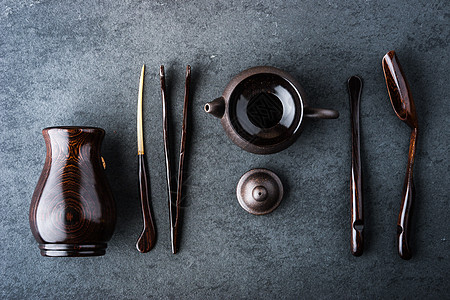 准备在蓝石桌上举行茶茶仪式棕色石板筷子配件蓝色勺子石头水壶静物桌子背景图片