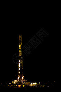 一座油井上夜塔桅杆工程技术土地燃料生产场景柴油机石油平台图片