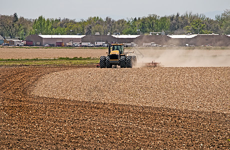 大型拖拉机在野外压缩农村农业机器机械力量场地土地种植草地乡村图片