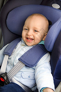 坐在汽车座椅上的可爱男孩孩子旅行城堡儿子生活运输眼睛手势婴儿碰撞图片