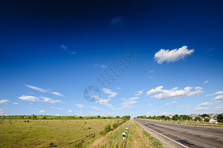 摩尔多瓦的公路和农业田田场景乡村状况农场蓝色风景旅行天空假期车道图片