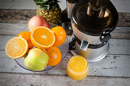 鲜果汁和果汁机 木制背景照片机器房子橙子桌子搅拌机食物提取器器具制作者水果图片