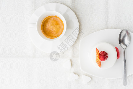 白蛋糕 有草莓和横向咖啡图片