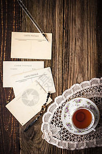 木制桌子垂直贴上茶杯的贺卡图片