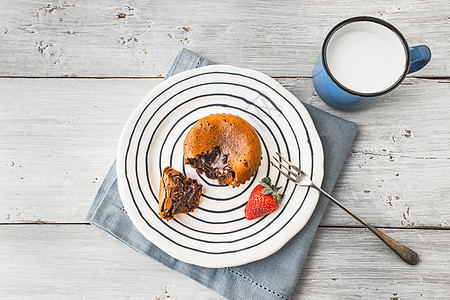 陶瓷板上的巧克力甜点 有草莓和牛奶顶端的风景金属烘烤盘子美食烹饪软糖红色绿色杯子白色图片