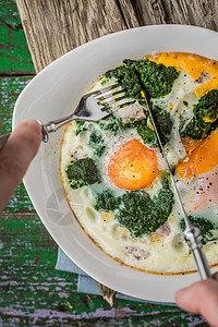 吃佛罗伦萨鸡蛋 和刺激的菠菜垂直图片