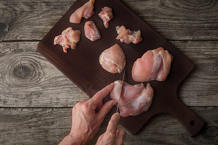 雞排在木板顶视图上切小鸡片的生鸡排背景