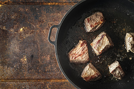 热锅最上方风景的炒黄瓜牛肉图片