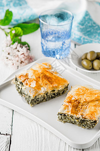 白色板块上的希腊派斑马皮塔(spanakopita)图片