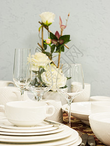 桌上的一套盘子厨房制品刀具餐具菜肴厨具食物陶瓷玻璃杯子图片