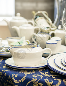 桌上的一套盘子餐厅桌布飞碟服务食物陶瓷杯子用餐菜肴厨具图片