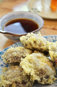 日用新蘑菇和新鲜蘑菇烹饪美食午餐油炸食物蔬菜小吃盘子生活图片