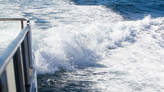 公海上渡轮的波浪运动船尾捕鲸速度蓝色渡船汽艇海浪巡航泡沫图片