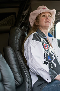 妇女驾驶卡车司机 