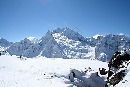 高加索山区山顶的山峰蓝色空气滑雪板生态高度天空白色胜地救援滑雪图片