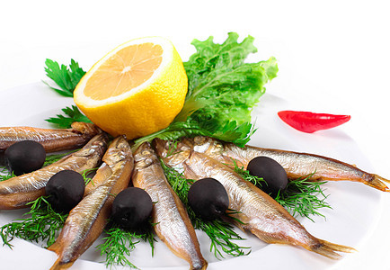白色背景的凤尾鱼食物海鲜早餐香料戒指盘子胡椒鲱鱼盐渍芳香图片