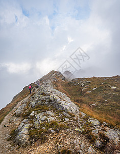 山上登山小道上坡天空人行道岩石薄雾爬坡小路远足者阴霾踪迹图片