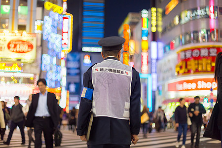 在日本东京新宿站着的日军警察图片