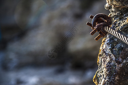 海水岩石上的钩图片