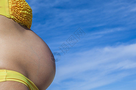 身穿黄色泳衣的孕妇图片
