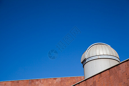蓝色天空上的望远镜图片