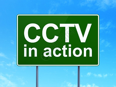 保护概念 闭路电视 在道路标志背景上采取行动图片