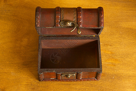 旧藏宝箱或盒子家具案件秘密金属贮存胸部闩锁木头古董树干图片