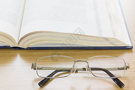 把眼镜和书放在桌子上贴上法律甲板大学科学字典学生光学学习工作室智慧图片