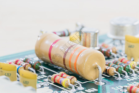 电路板上的冷凝器和阻力组装宏观打印技术硬件绿色电容器电子电阻器电气电路图片