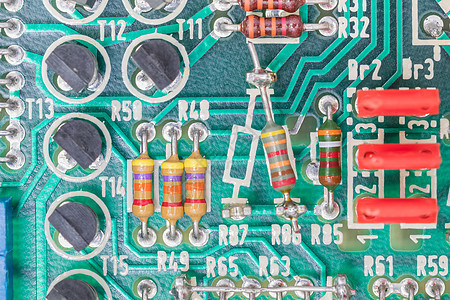 电路板上的冷凝器和阻力组装电子微电路电容器电感木板半导体打印电路电气硬件图片
