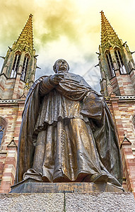 法国奥贝奈圣皮埃尔-保罗-切尔前的查尔斯·埃米勒·弗雷普尔雕像图片