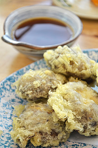 日用新蘑菇和新鲜蘑菇午餐小吃食物油炸烹饪蔬菜美食盘子生活图片