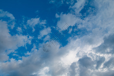 蓝色天空中的云彩雨云天堂水分晴天阳光气候积雨天气气氛天蓝色图片