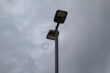 黑暗天空时的太阳光柱街道艺术历史照明电气灯柱玻璃邮政灯泡城市图片