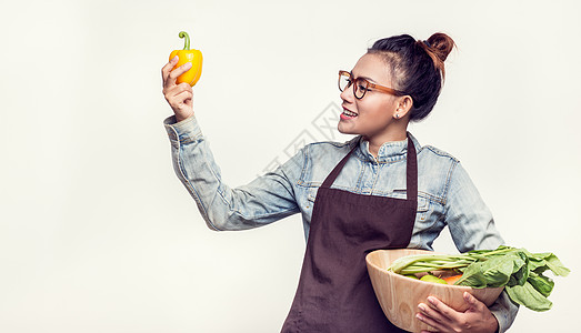 亚裔妇女被敬佩的蔬菜生长篮子收成叶子食物商业农民牛仔饮食沙拉图片