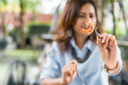 亚裔女人吃美味 只吃虾图片