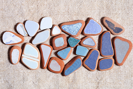 由海中抛光的彩色瓷砖块破坏陶器概念蓝色白色石头蓬蓬玻璃圆形多样性图片